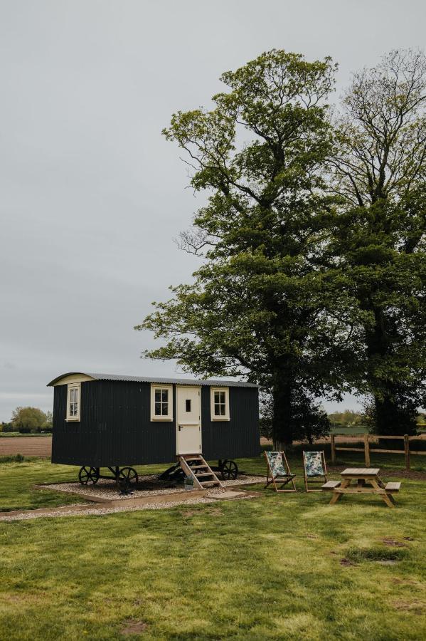 The Shepherds Huts & The Well Lodge At Ormesby Manor Ormesby Saint Michael Eksteriør bilde
